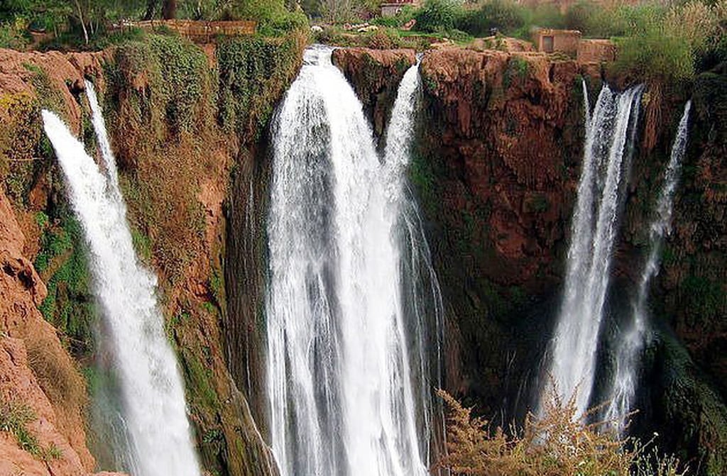 A Garganta de Todra é mais do que um destino turístico: é um monumento natural que emociona, inspira e permanece na memória de quem a contempla. Entre rochas milenares e histórias vivas, o visitante encontra beleza e significado. É o tipo de paisagem que não apenas se vê; se sente.