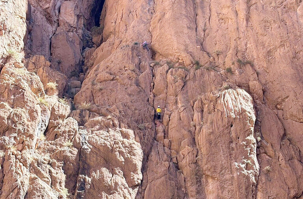 A Garganta de Todra é um dos destinos favoritos de escaladores do mundo todo, com vias para todos os níveis. Mais de 150 rotas estão catalogadas, atraindo aventureiros em busca de desafio e beleza. O som das cordas e das conquistas ecoa entre as pedras.