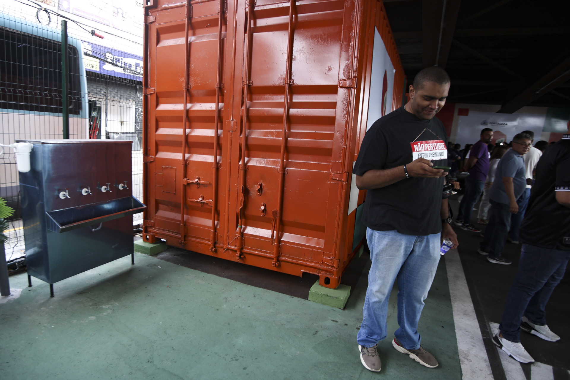 FORTALEZA, CEARÁ,  BRASIL- 12..01.2026:  A Prefeitura Municipal de Fortaleza, por meio da Empresa de Transporte Urbano de Fortaleza (Etufor), inaugura a primeira Paradinha, espaço de apoio e convivência voltado para motoristas, de carro ou de moto, que atuam efetuando entregas.  (Daniel Galber/Especial para O POVO)