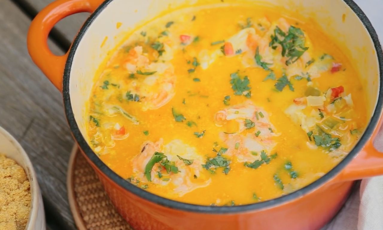 Moqueca de Peixe- Congelamento: Divida em porções e congele em sacos resistentes ao congelamento- Congelar por até: 3 meses- Descongelamento:Aqueça lentamente no fogão para manter os sabores autênticos.