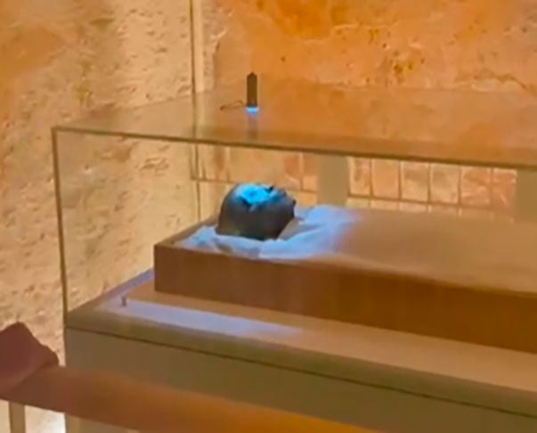 Arqueólogos da Universidade do Cairo alertaram para o risco de desabamento da tumba de Tutankamon, no Vale dos Reis, após identificarem rachaduras que atravessam o teto da entrada e das câmaras funerárias.