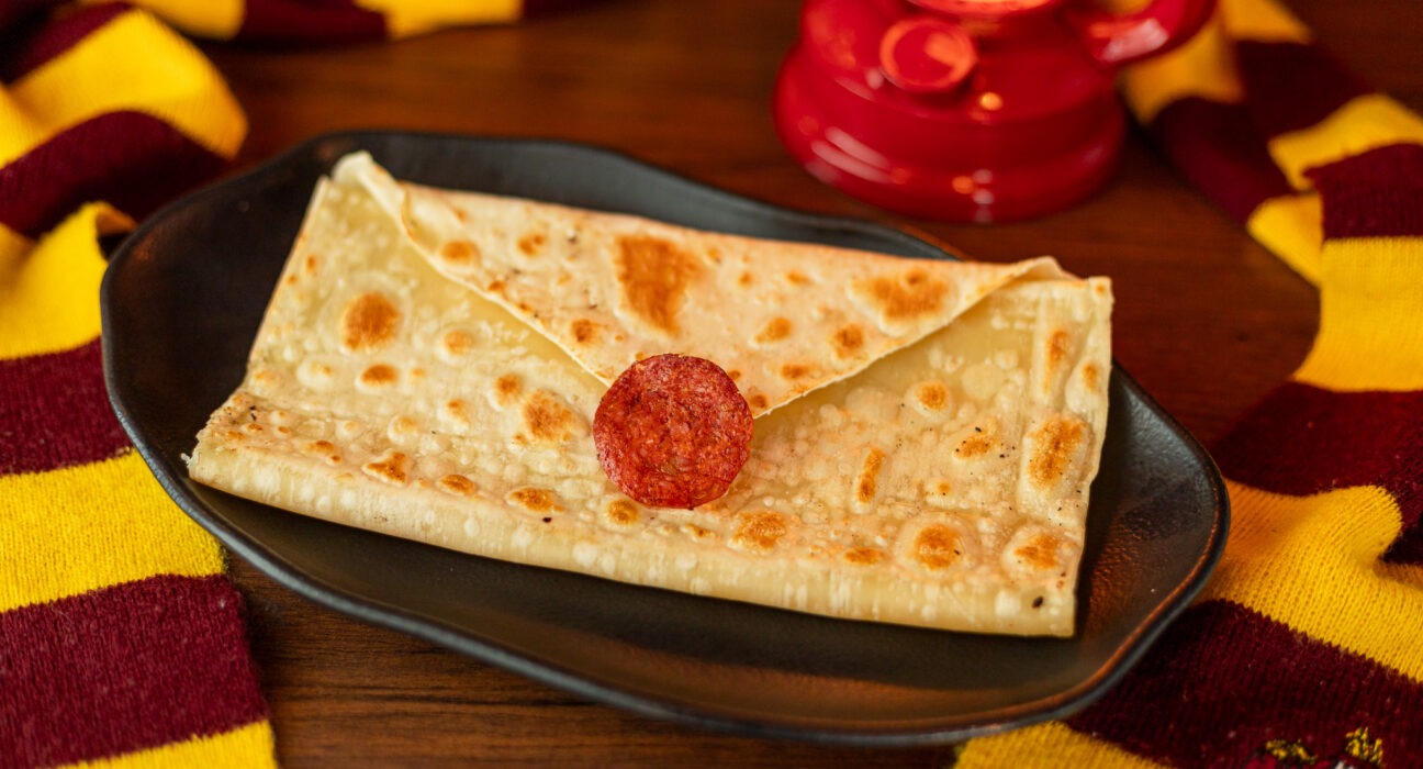 Pastel de Carne – Lanche comum nos banquetes de Hogwarts, aparecendo ao lado de pratos mais exóticos. É um alimento reconfortante e popular entre os estudantes.
