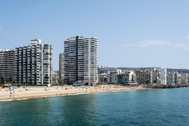 Praias como Reñaca e Acapulco são o principal atrativo, convidando a banhos de sol e esportes aquáticos. Pouca chuva ao longo do ano e ventos refrescantes também são atrativos.