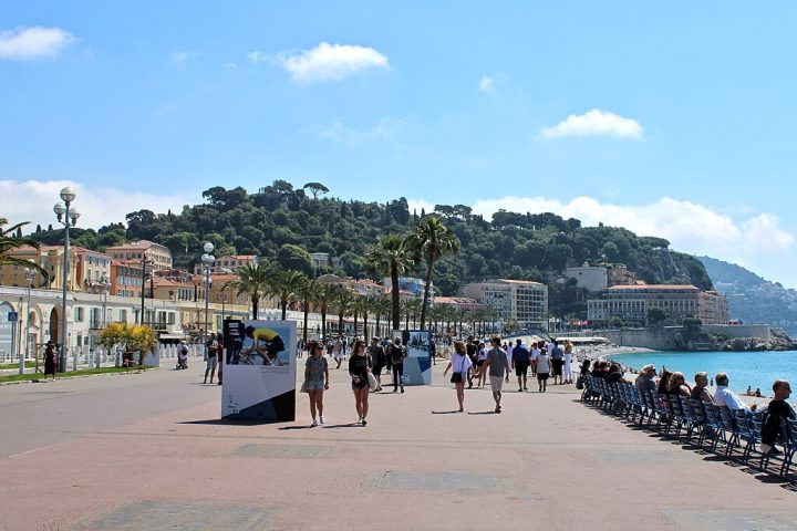 A cidade é famosa por seus dias ensolarados, praias de calhau e o calçadão Promenade des Anglais, ideais para passeios à beira-mar.