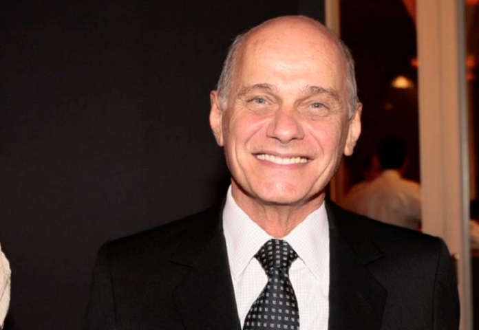 Ricardo Boechat — Jornalista e âncora do Jornal da Band, morreu em 11 de fevereiro de 2019, na queda de um helicóptero em São Paulo, aos 66 anos. Foi uma das vozes mais influentes do jornalismo brasileiro, conhecido pelo estilo direto, crítico e de grande credibilidade.