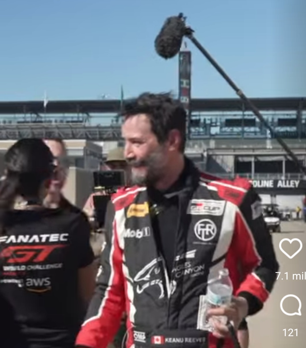 O ator Keanu Reeves, de 61 anos, estreou no automobilismo em 5/10/2024 numa prova da Toyota GR Cup no famoso circuito de Indianápolis. Ele  rodou na pista pouco depois da metade da corrida de 45 minutos e, com isso, ficou em 25º lugar. Mas conseguiu concluir a prova. 

