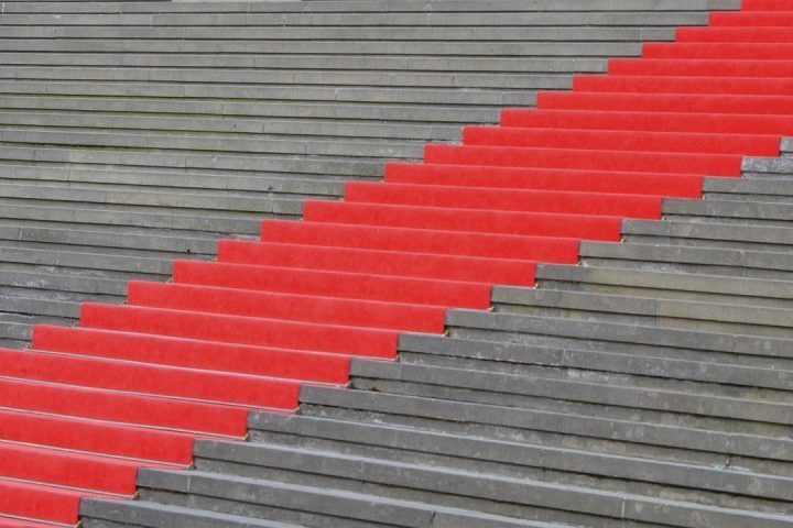 Séculos depois, o simbolismo continuou a ser usado em cerimônias reais e diplomáticas.