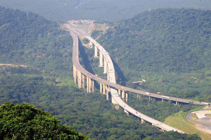 Com uma extensão total de 58,5 km, a via atravessa uma das áreas mais preservadas da Mata Atlântica, com soluções técnicas que combinam segurança, fluidez e respeito ambiental.