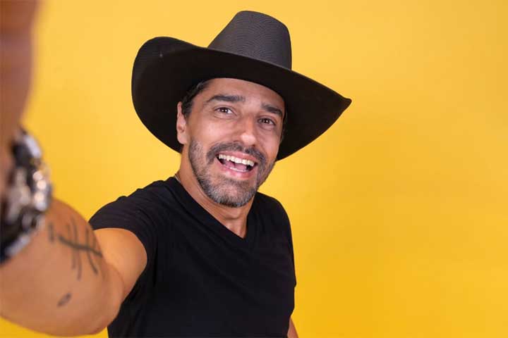 Considerado como o vilão do BBB 7 e principal adversário do vencedor Diego Alemão, Alberto Cowboy terá uma nova chance no reality. O mineiro retorna mais maduro e, atualmente , está em um relacionamento com Priscilla Monroy