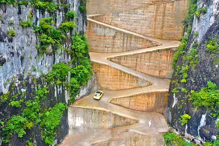 Por suas condições extremas, a estrada virou atração para turistas e criadores de conteúdo, que buscam registrar a vista das montanhas e a ousadia do percurso.