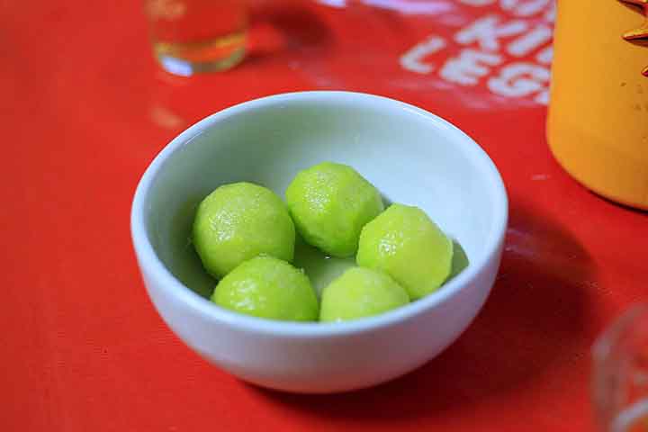 Dessa forma, o trabalho identificou dezenove compostos fenólicos e um ácido orgânico, com destaque para os flavonoides como miricetina, rutina, quercetina e kaempferol. 