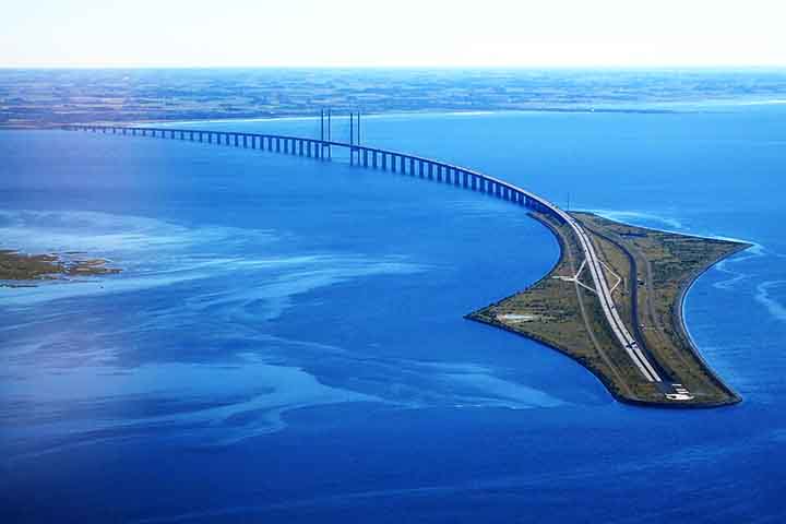 A cidade portuária fica no sul da Suécia, na margem do canal de Öresund, no Mar Báltico, que separa o país da vizinha Dinamarca. A Ponte de Öresund, que liga a capital dinamarquesa Copenhague a Malmö. Com 7.845 metros de comprimento, é a maior ponte rodoferroviária da Europa em relação à altura do vão acima do nível da água.
