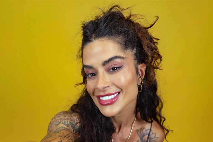 Nascida e criada no Méier, Zona Norte do Rio de Janeiro, Aline Campos sempre foi apaixonada pela dança. Foi bailarina do Domingão do Faustão e chamou a atenção do Brasil ao se transformar no “verão” de um comercial de cervejaria.