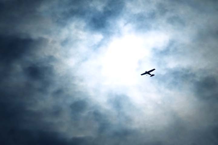 As nuvens afetam a visibilidade, a turbulência, o consumo de combustível e os processos de navegação aérea. Nuvens de tempestade representam risco de ventos cortantes e granizo, enquanto as nuvens densas obrigam aeronaves a voarem acima ou ao redor delas.