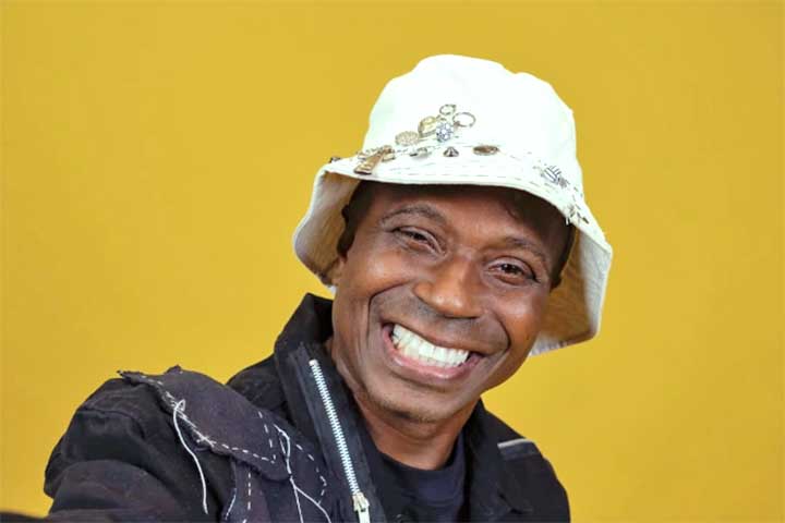 Edilson, apelidado de “Capetinha”, saiu do bairro da Federação, na região central de Salvador, para se tornar jogador de futebol. Na carreira, foi campeão da Copa do Mundo com a Seleção Brasileira e um dos principais nomes do futebol brasileiro nos anos 1990.