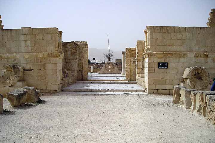 A história da cidade, no entanto, vai muito além dos textos religiosos. Ao longo dos séculos, Jericó foi conquistada, destruída e reconstruída diversas vezes. Passou pelas mãos de cananeus, israelitas, babilônios, gregos, romanos, bizantinos e árabes. 

