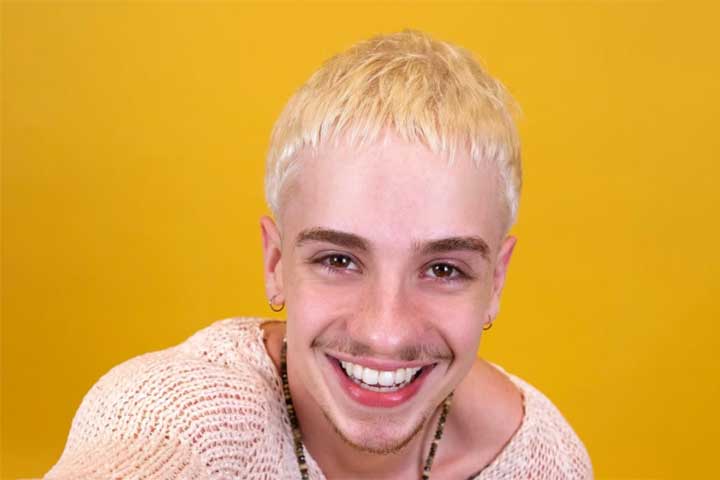 Aos 21 anos, Juliano Floss é dançarino, influenciador e soma mais de 17 milhões de seguidores em suas redes sociais. Atualmente, namora a cantora mineira Marina Sena.