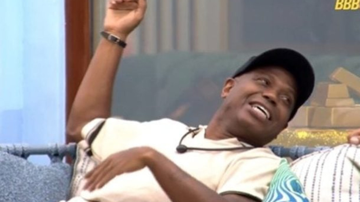 O ex-jogador Edílson Capetinha defende o Corinthians na conversa, enquanto o ator Babu Santana argumenta em favor do Flamengo no programa