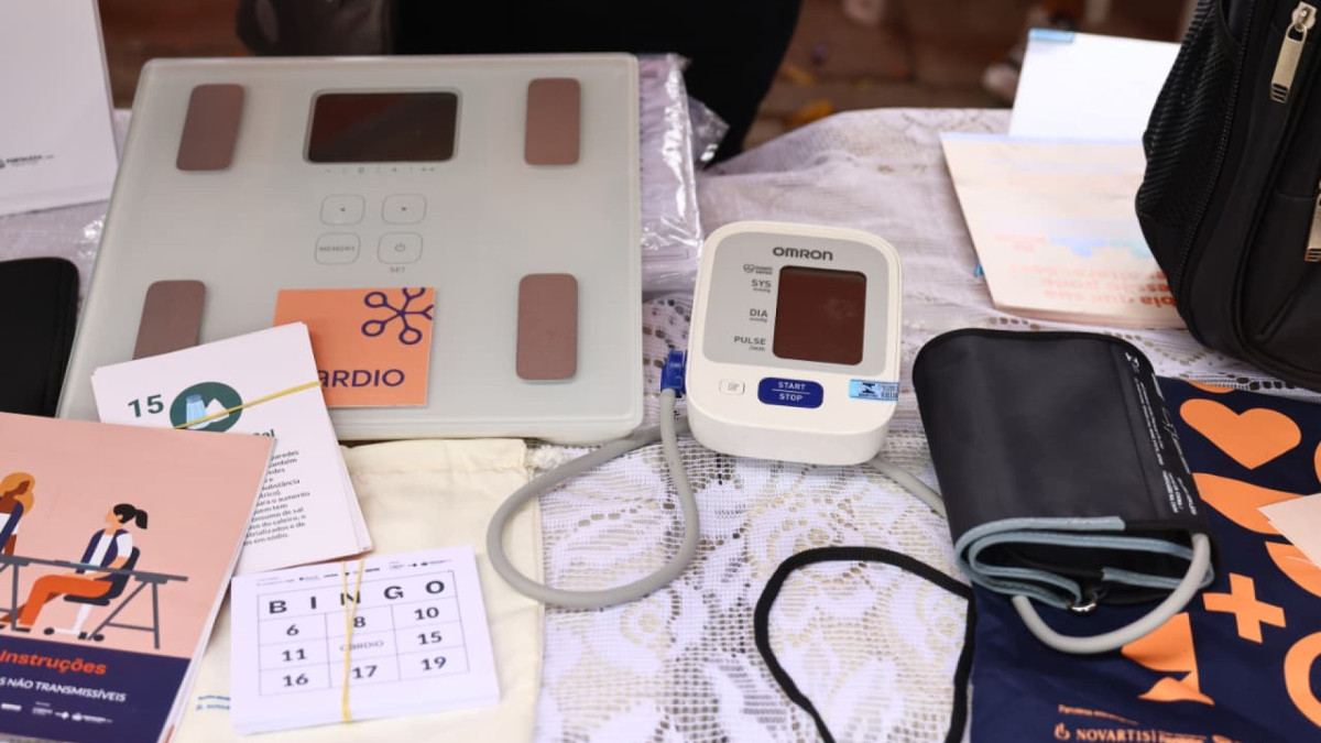 Estandes contam com materiais para aferição de pressão, pesagem, verificação de medidas e orientação à população sobre cuidados com a saúde cardiovascular