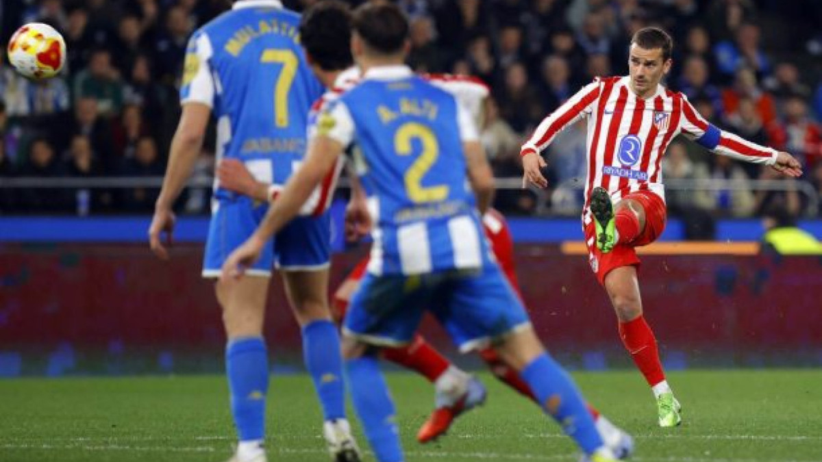 Francês marca um golaço de falta no 2° tempo e garante Colchoneros na próxima fase e mantém sonho da 11º título do torneio