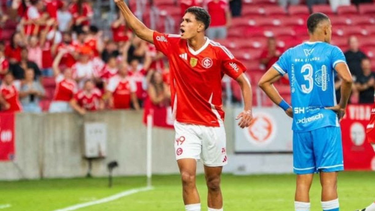 Centroavante faz seu primeiro jogo pelo Colorado aos 16 anos e como titular na vitória de virada sobre o Novo Hamburgo, no Gauchão