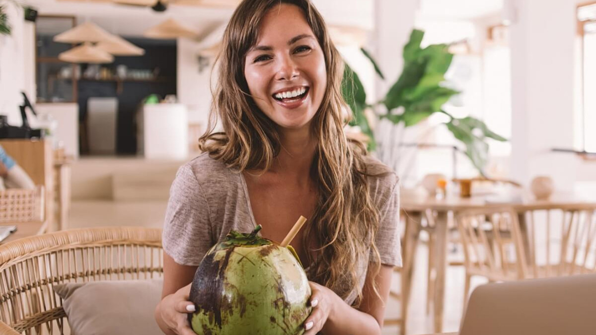 Água de coco de caixinha ou natural: qual é mais segura para a saúde?