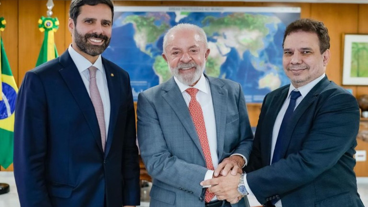 O presidente Lula ao lado do novo ministro da Justiça e Segurança Pública, Wellington César Lima e Silva (à direita) e do ministro interino Manoel Carlos de Almeida Neto (esquerda)