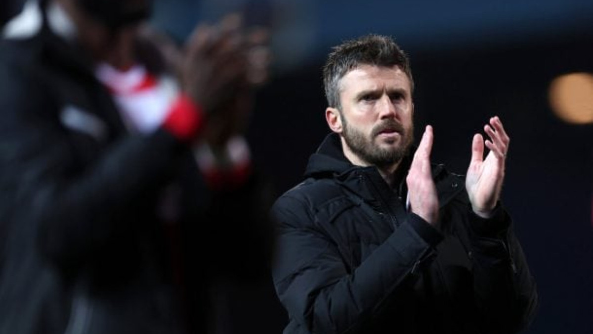 Michael Carrick assinou contrato até o fim da temporada