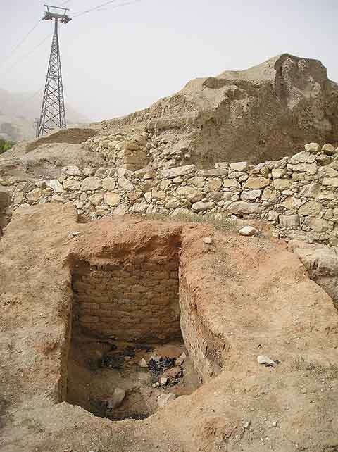O sítio arqueológico conhecido como Tell es-Sultan, a poucos quilômetros do centro atual de Jericó, é o principal ponto de interesse histórico. Nesse local, pesquisadores encontraram restos de casas de barro, ferramentas de pedra e, sobretudo, as ruínas de uma imponente muralha que cercava a antiga cidade. 
