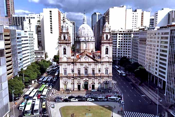 Com uma rica arquitetura, a Candelária guarda também um importante museu de arte sacra, com obras de valor inestimável. 
