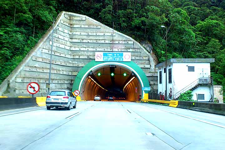 Em dias de visibilidade crítica, a operação de comboios liderada pela Polícia Rodoviária garante que os veículos transitem em baixa velocidade, buscando evitar acidentes.