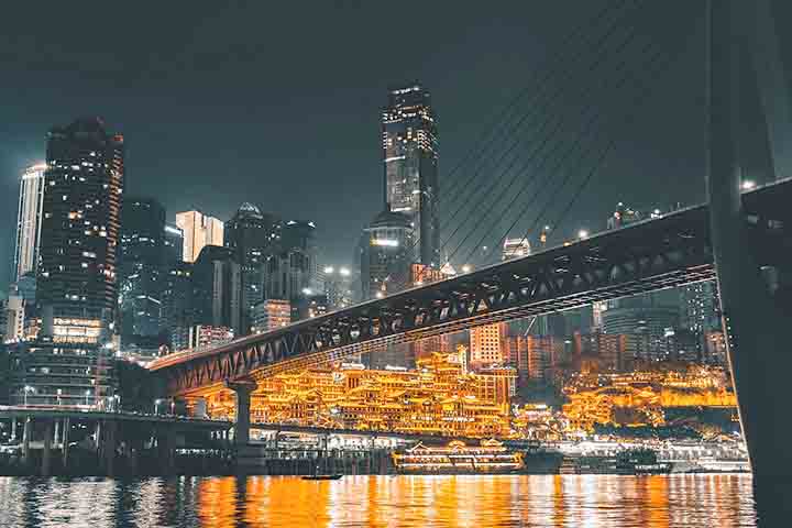 Desses, é o único localizado no interior, no sudoeste do país. Chongqing é também uma das maiores metrópoles do país, com cerca de 31 milhões de habitantes. 