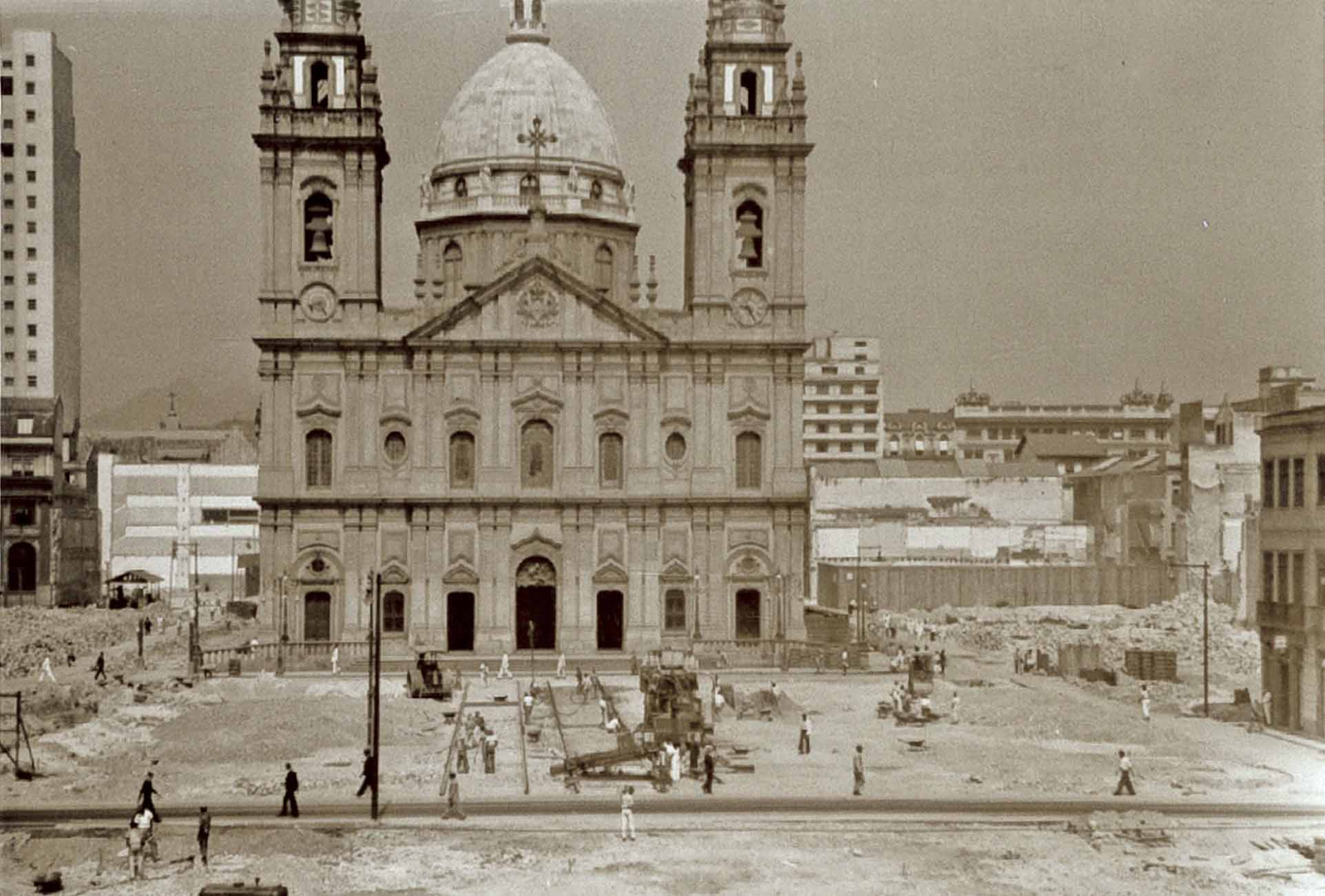 No entanto, foi apenas em 10 de julho de 1898, pouco anos após a Proclamação da República, que ocorreu a inauguração da Candelária já com as obras finalizadas. 
