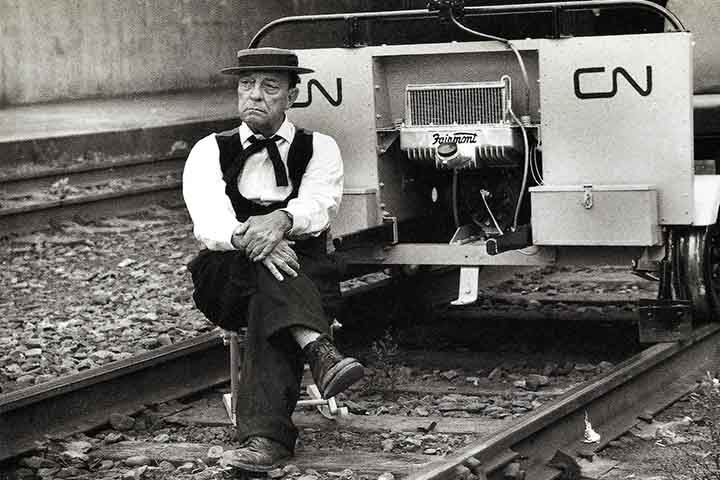 Esse contraste entre a expressão séria e o caos que o cercava criava um humor refinado, baseado na lógica visual e na precisão dos movimentos. 
