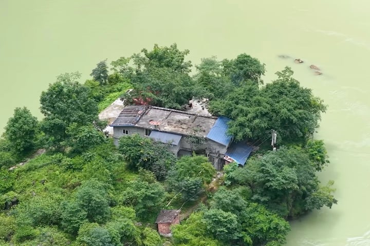 Você seria capaz de viver isolado em uma ilhota no meio de um rio profundo? Pois é exatamente o que faz uma família chinesa, há mais de 20 anos!