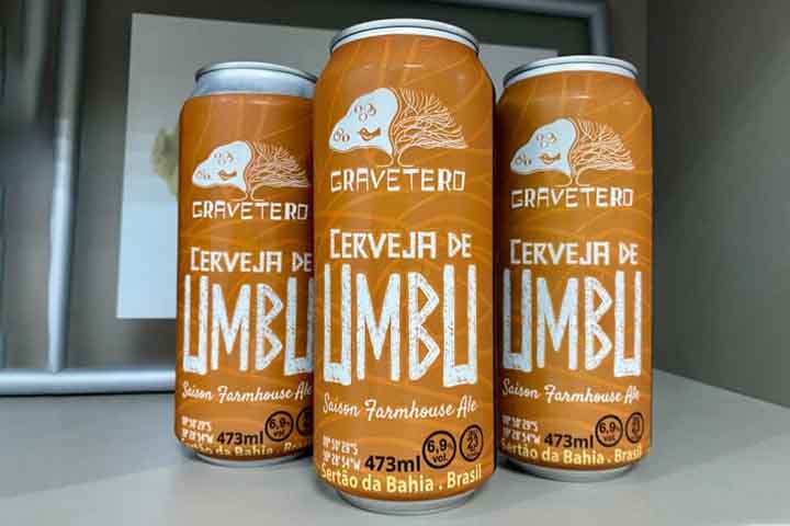 A cerveja de umbu é uma bebida artesanal que combina os sabores marcantes, cítricos e refrescantes do fruto do bioma Caatinga com malte, lúpulo e levedura.