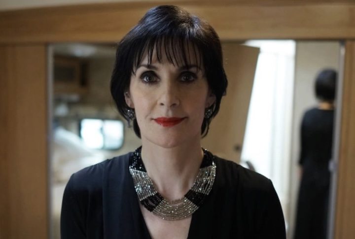 A artista evita entrevistas e aparições públicas porque deseja que sua obra — e não sua imagem — seja o foco.