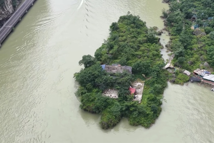 Aos poucos, a ilha acabou se transformando, em uma moradia definitiva que oferecia autonomia, silêncio e contato direto com a natureza.