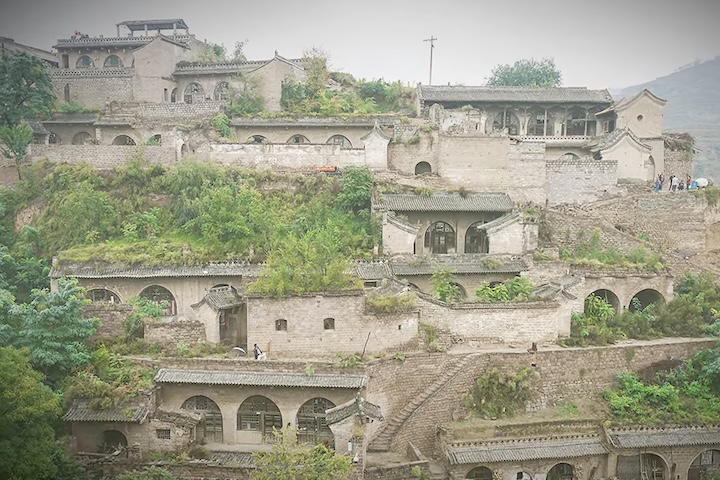 Durante séculos, o Yaodong foi o lar de camponeses e imperadores. O próprio Mao Tsé-Tung viveu em Yaodongs em Yan'an durante a Longa Marcha, o que deu a essas construções um status quase mítico na história da China.