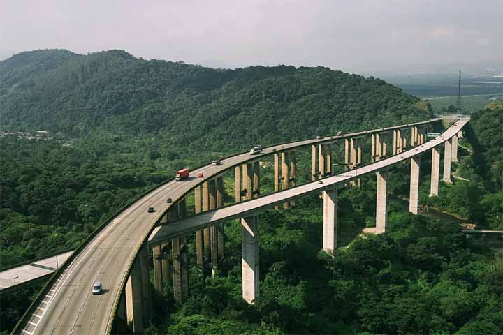 Alguns trechos dos viadutos, com curvas amplas e progressivas, chegam a atingir 80 metros de altura.