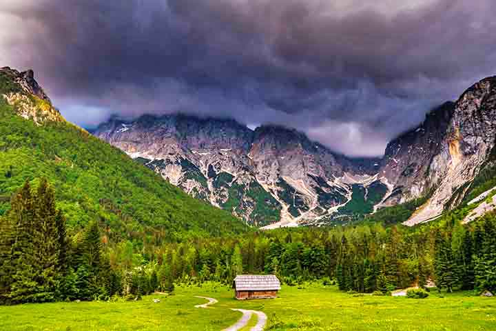 Nimbostratos - São nuvens espessas e escuras que cobrem o céu completamente em tons cinzentos. Estão associadas a precipitações contínuas, como chuva ou neve, que podem durar horas. Podem se estender desde níveis baixos até médios.
