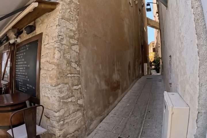 No topo do platô, a Cidade Alta é um labirinto de ruelas empedradas e muralhas antigas.