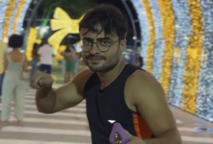 A mudança ocorre porque sua imagem e nome faziam referência direta ao personagem, cuja semelhança física foi usada como estratégia de divulgação nas redes sociais. 