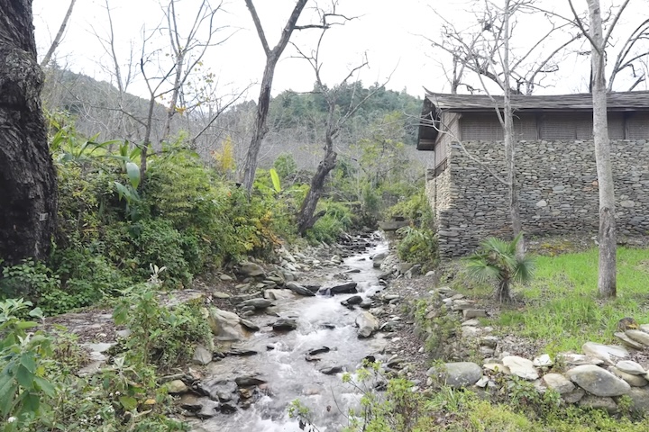 Próximo a essa estrutura, corre o rio Liusha, um fio d'água que antigamente era conhecido como o Rio dos Amantes. 