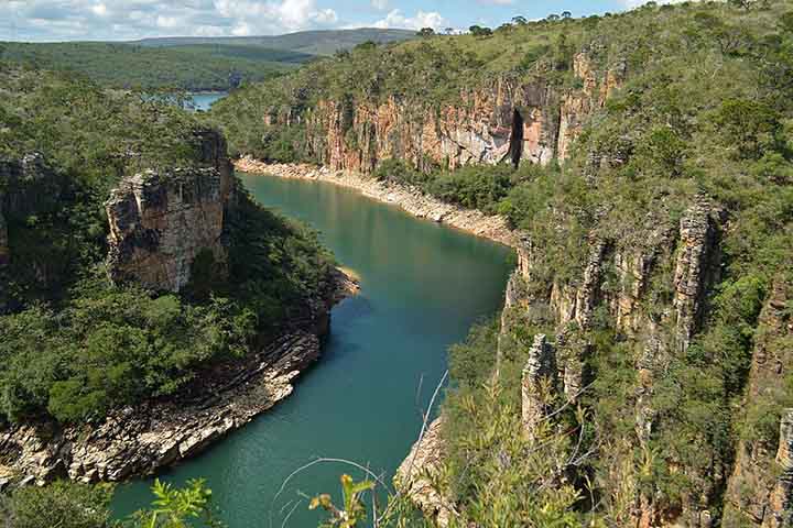 Seu principal atrativo é a nascente histórica do Rio São Francisco, o Velho Chico, situada no município de São Roque de Minas.