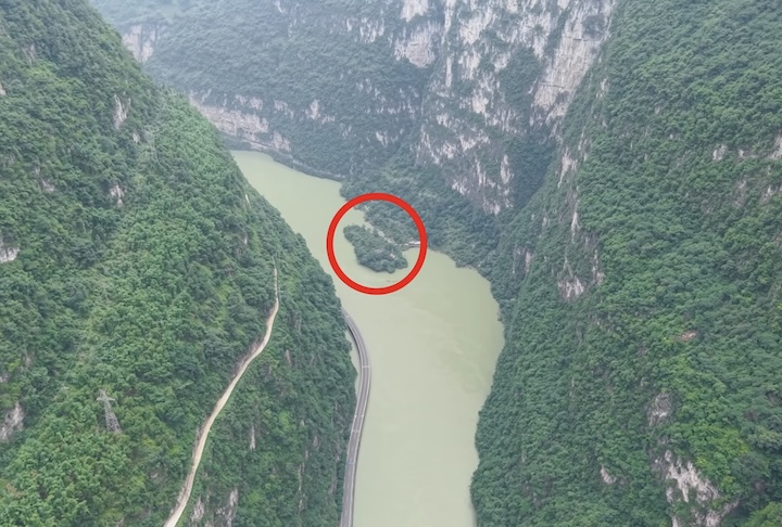 Eles vivem isolados no meio do Rio Jinkou, cercados pelos cânions gigantescos da região de Sichuan. 