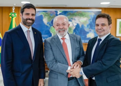 O presidente Lula ao lado do novo ministro da Justiça e Segurança Pública, Wellington César Lima e Silva (à direita) e do ministro interino Manoel Carlos de Almeida Neto (esquerda)