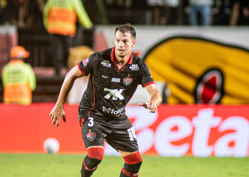 Zé Marcos, zagueiro do Vitória, é alvo do Ceará