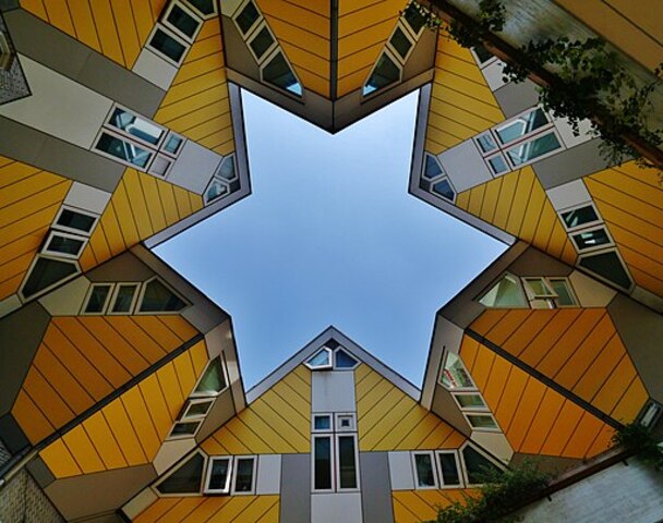 Ícone da reconstrução moderna de Rotterdam após a Segunda Guerra, o complexo, inaugurado em 1984, inclui ainda o Kijk Kubus, casa transformada em museu para visitas.