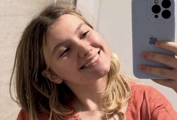 A influenciadora Isabel Veloso, de 19 anos, morreu em 10 de janeiro de 2026 após longa luta contra o linfoma de Hodgkin, um câncer do sistema linfático que marcou sua vida pública.